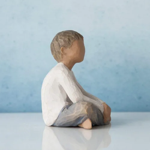 Miniatura 5 de Willow Tree Niño imaginativo (tono de piel y color de cabello más oscuro), figura esculpida pintada a mano Tonos de piel y color de cabello más