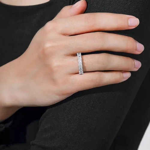 Miniatura 3 de Tienda Essentials Anillo de plata de ley con corte princesa hecho con circonita cúbica Infinite Elements (anteriormente colección Tienda)