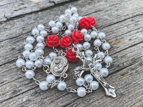 Miniatura 6 de Perlas blancas Collar de Rosario Católico Nuestra Rosa Flores Rojas Centro de la Medalla y Cruz