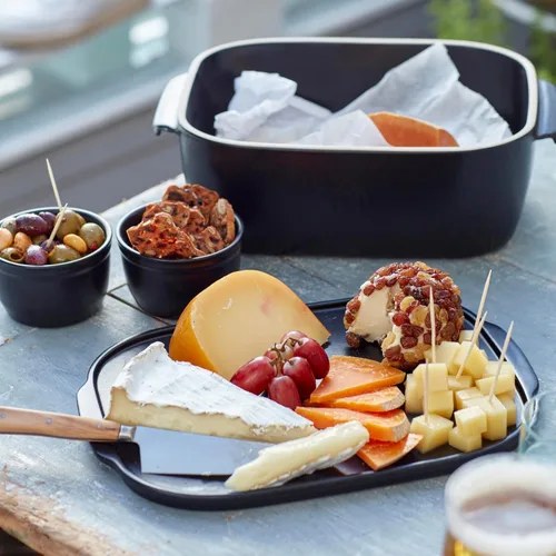 Miniatura 8 de Emile Henry, Caja de almacenamiento de queso negro/bandeja para servir, 12 x 8 x 4.4 pulgadas