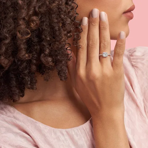 Miniatura 3 de PANDORA Anillo cuadrado de circonita cúbica con halo brillante en rosa
