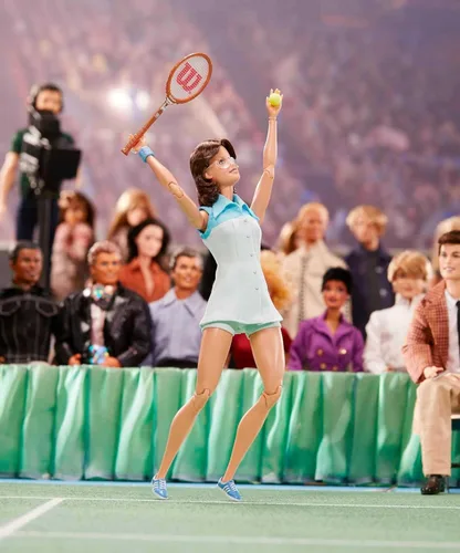 Miniatura 2 de Muñeca coleccionable de Billie Jean King de la serie Barbie Inspiring Women, aproximadamente 12 pulgadas, con vestido de tenis y accesorios, incluye
