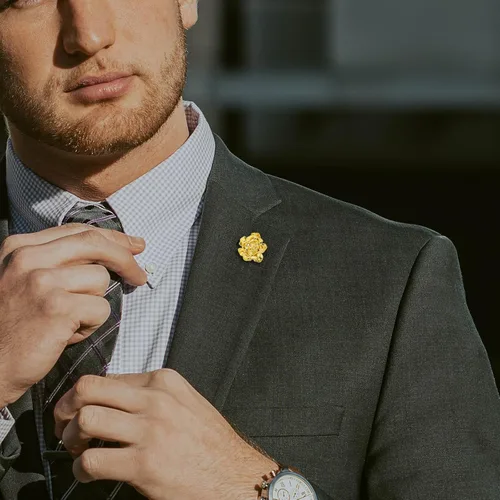 Miniatura 2 de Broche de solapa en tono dorado de 18 quilates para hombre, broches de metal con flores para mujeres, accesorios de traje para hombre, para boda