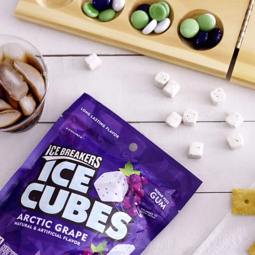Miniatura 7 de ICE BREAKERS Ice Cubes - Botellas de goma de mascar sin azúcar y canela (6 unidades, 40 piezas) y Ice Breakers Ice Cubes Arctic Grape sin azúcar