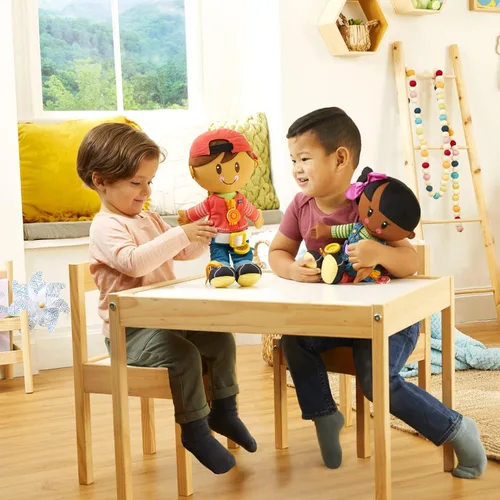 Miniatura 3 de Playskool Dressy Kids - Muñeca con pelo castaño y sombrero, juguete de peluche de actividades con cremallera, cordón de zapatos, botón, para edades