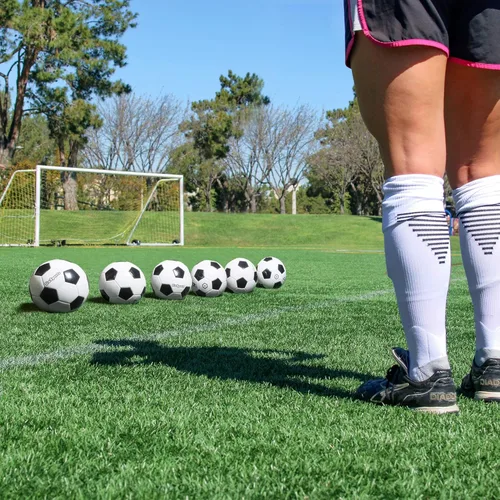Miniatura 2 de GoSports - Bolas de fútbol clásicas en negro y blanco - Individual o paquete de 6 - Tallas 3, 4, 5 con bomba para inflar