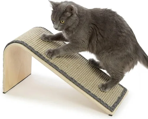 SmartyKat Rascador de gato con rampa de ángulo de sisal, superficie de sisal tejida natural y estructura de madera estable con hierba gatera orgánica