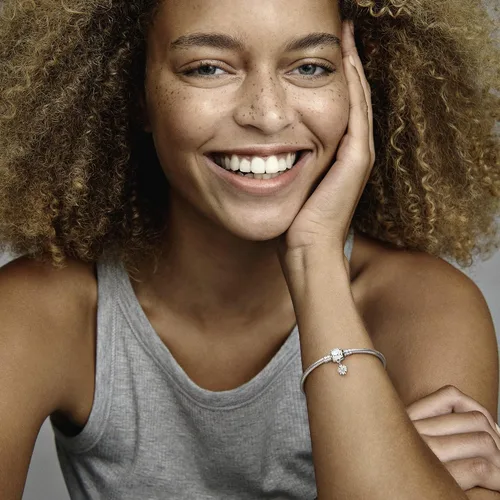 Miniatura 7 de PANDORA Moments - Pulsera de plata de ley 925 con cierre de margarita