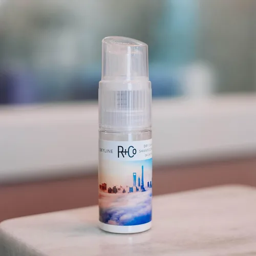 Miniatura 7 de R+Co Skyline Dry Champú en polvo Refresca dramáticamente, acondiciona sin peso + textura Vegano + libre de crueldad 1.0 onzas
