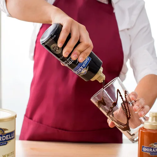 Miniatura 6 de Ghirardelli Salsa de caramelo y chocolate de 16 onzas, 1 de cada botella exprimible (juego de 2) con cuchara de barista estampada Ghirardelli