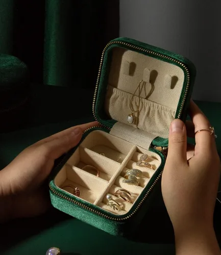 Miniatura 3 de TAIMY Joyero de viaje de terciopelo de felpa, pequeño estuche de joyería de viaje, mini cajas organizadoras de viaje portátiles para anillos