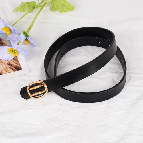 Miniatura 89 de Cinturón de cuero clásico con hebilla de metal para mujer con vestido de jeans