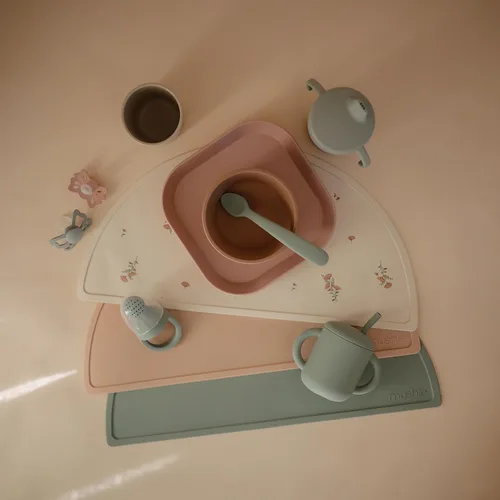 Miniatura 6 de Mushie - Salvamanteles de silicona para niños Diseño antideslizante libre de BPA (azul Cambridge)