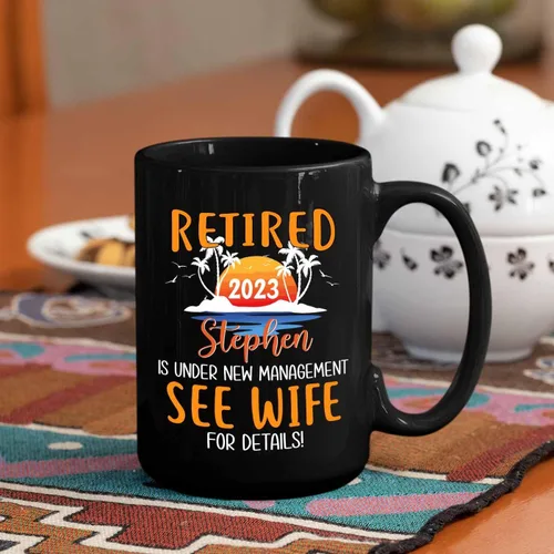 Miniatura 4 de Taza de café negra de jubilación personalizada, Jubilado está bajo nueva gestión, mira a la esposa para más detalles, taza de té de 11 15 onzas