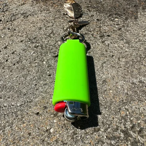 Miniatura 2 de Lighter Holder for J6 BIC Lighters. Keychain Lighter Case. Silicone Keychain case has a Spring Clip Attached to Easily Secure to Any Bag, Key Ring