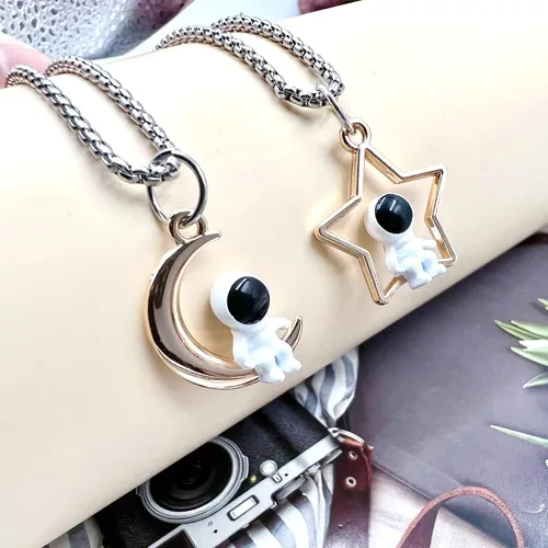 Miniatura 4 de Couples Astronaut Pendant Necklaces,2Pcs Spaceman Promise Mutual Attraction Matching Jewelry Valentine's Day Gift for Husband Wife Boyfriend