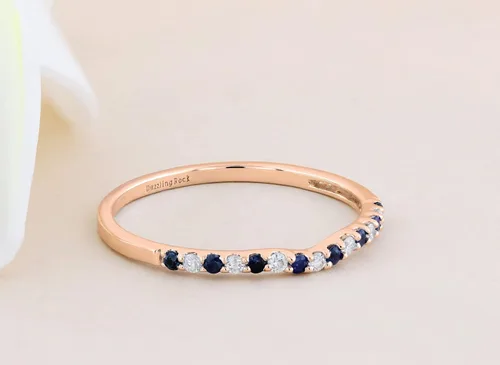 Miniatura 18 de Dazzlingrock Collection Alianza de boda redonda alternativa de zafiro azul y diamante blanco para mujer (0.10 qtw, color I-J, claridad I1-I3) en oro