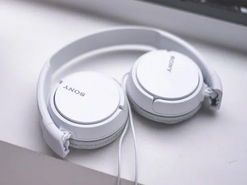 Miniatura 2 de Sony - MDR-ZX110 Serie ZX Audífonos intraaurales con cable, color blanco