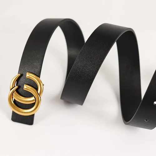 Miniatura 293 de Cinturón de cuero clásico con hebilla de metal para mujer con vestido de jeans