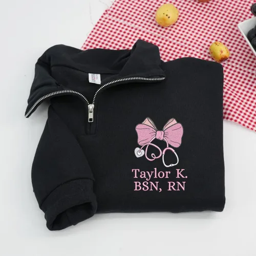 Miniatura 3 de COUPLEHOODIES - Sudadera de enfermería bordada con nombre, personalizada, con cremallera de un cuarto, regalo para asistente de enfermería