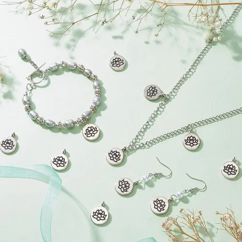 Miniatura 2 de PH PandaHall 60 dijes de flores de loto, de aleación tibetana de plata antigua, dijes florales planos, dijes de cuentas de metal para pulseras