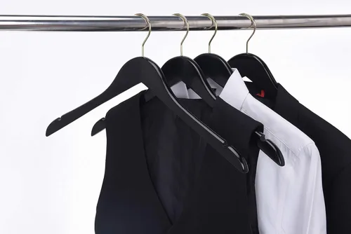 Miniatura 5 de Perchas de madera negra semicurvadas de calidad, paquete de 80 perchas de madera maciza con acabado liso con gancho giratorio, chaqueta, pantalón
