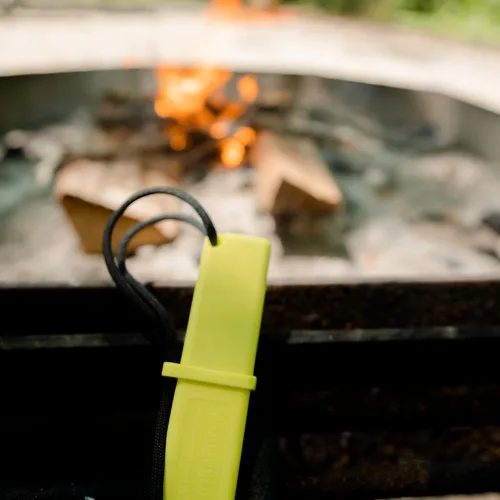 Miniatura 3 de UST BlastMatch Encendedor de fuego con operación de una mano y diseño ligero para camping, senderismo, emergencia y supervivencia al aire libre Negro