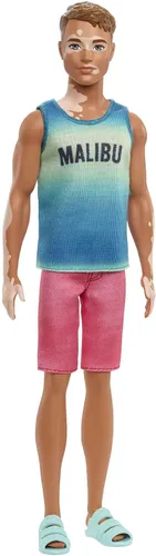 Muñeca Barbie Fashionistas Ken #192 con Cabello Castaño Recortado y Vitiligo en Tank Top Malibu, Shorts y Sandalias