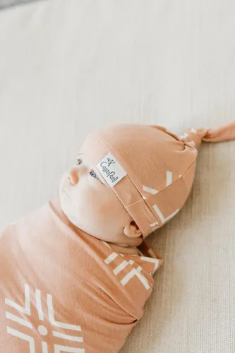 Miniatura 9 de Copper Pearl Gorro de bebé con nudo superior elástico suave Mesa