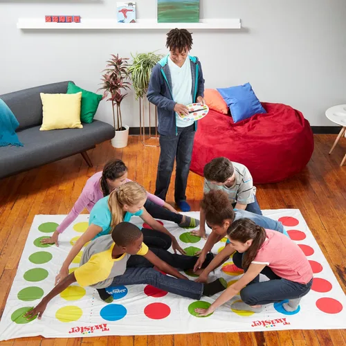 Miniatura 9 de Hasbro Gaming Twister Ultimate: Tapete más grande, más puntos de colores, juego familiar de fiesta para niños de 6+ años; compatible con Alexa