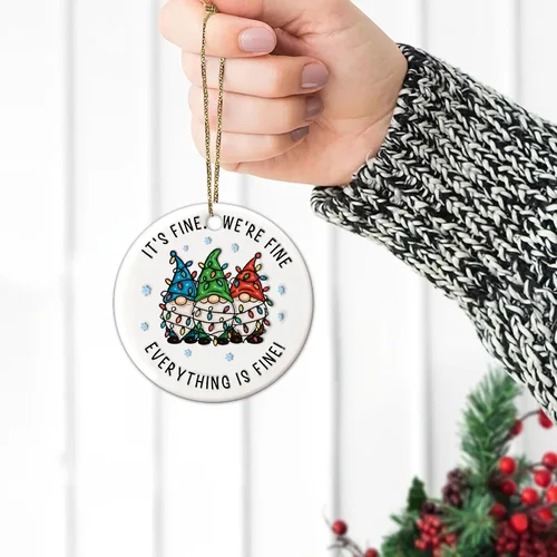 Miniatura 7 de Hyturtle Adorno navideño de gnomo 2025 – Divertido adorno «Everything Is Fine» – Adornos de gnomos de cerámica para árbol de Navidad – Lindo gnomos