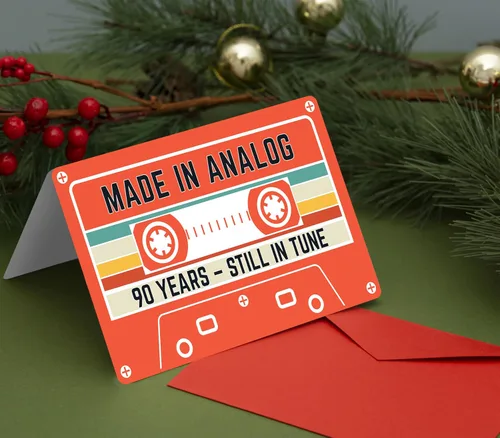 Miniatura 3 de Tarjeta de cumpleaños 90 – Diseño retro de cinta de casete – Hecho en analógico, todavía en sintonía – Regalos de 90 años para él o ella – Tarjeta