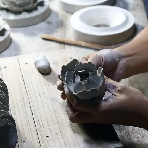 Miniatura 5 de Insiswiner - Escultura de flores de cerámica hecha a mano para colgar en la pared, decoración 3D, peonía azul