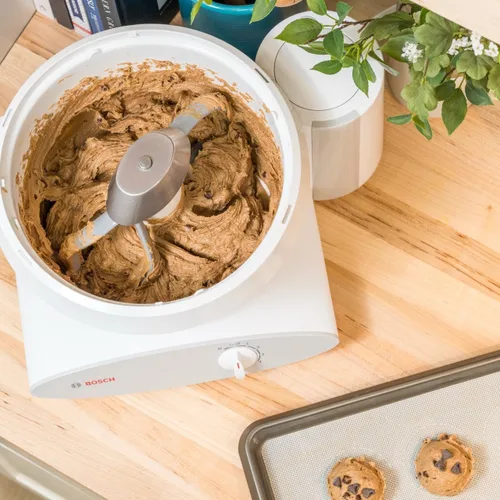 Miniatura 7 de Bosch Universal Plus- Batidora de pie con paquete de accesorios NutriMill Baker's Pack que incluye raspador de tazón, paletas para galletas