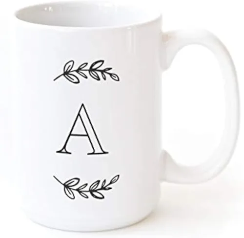 The Cotton & Canvas Co. Manhattan Wreath - Taza de café personalizada con monograma inicial con letra A, taza de café de cerámica de porcelana. Para