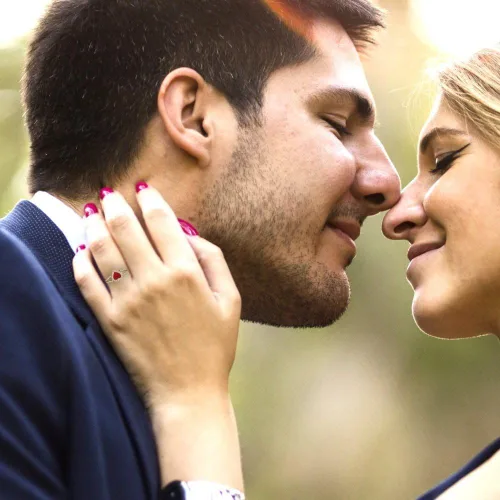 Miniatura 5 de Clara Pucci Anillo de compromiso de rubí rojo simulado con halo solitario de corte en corazón de 1.69 quilates, oro amarillo de 14 k