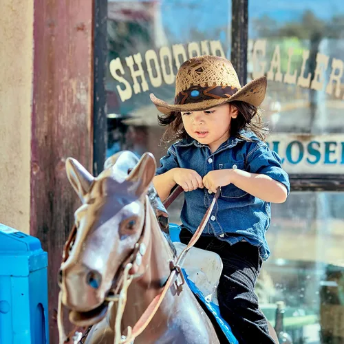 Miniatura 31 de Sombrero vaquero de paja con banda decorada, para disfraces de niños, de Simplicity