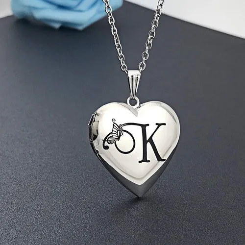 Miniatura 4 de MUERDOU Collar con medallón de mariposa que sostiene fotos, letra inicial del alfabeto en forma de corazón, foto con medallón de memoria, Esmalte
