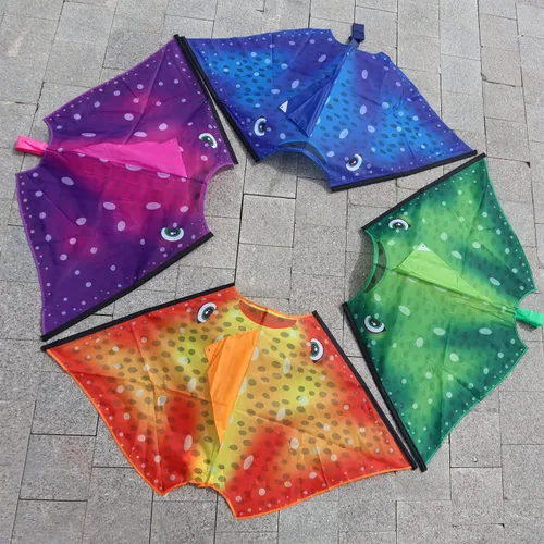Miniatura 5 de HONBO Ray Kite para niños y adultos, cometa grande para playa, fácil de volar, cometa Delta de una sola línea, mango de cometa incluido