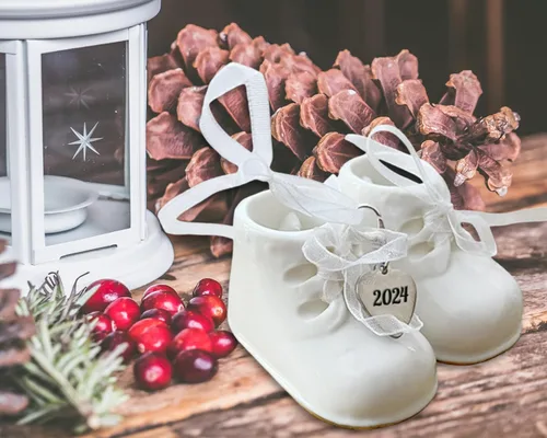Miniatura 6 de Adorno navideño de zapato de bebé 2024 – Adorno de botines de bebé personalizados blancos – Adorno de zapato de bebé – Primera Navidad del bebé