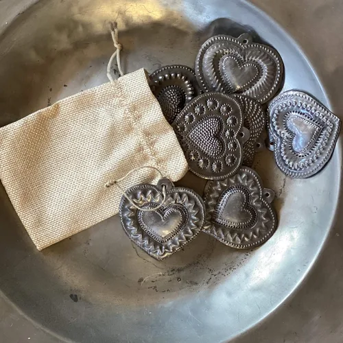 Miniatura 3 de Juego de 7 corazones sagrados, colección de corazones de metal de bronce plateado, hechos a mano en Haití, adornos decorativos para colgar, 2.5 x