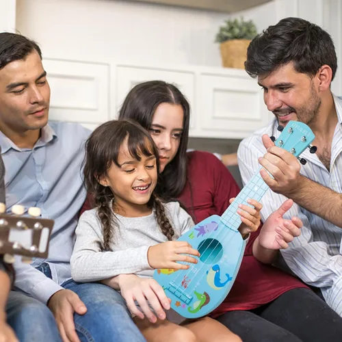 Miniatura 7 de YOLOPLUS+ Guitarra de juguete para niños de 17 pulgadas con 4 cuerdas, mini guitarra infantil, instrumentos musicales educativos, juguete de Azul