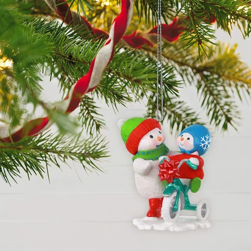 Miniatura 2 de Hallmark Keepsake Adorno de Navidad 2020, haciendo recuerdos muñecos de nieve probando el nuevo triciclo (1699QXR9144)