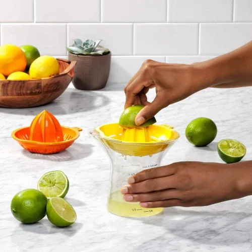 Miniatura 5 de OXO Good Grips Exprimidor de cítricos 2 en 1, color naranja