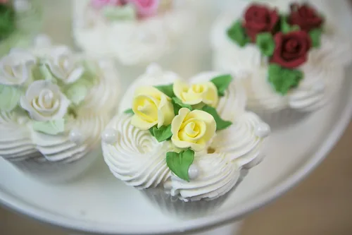 Miniatura 6 de Global Sugar Art Pastel de azúcar con flores amarillas, sin alambres, pequeñas, 36 unidades por el chef Alan Tetreault