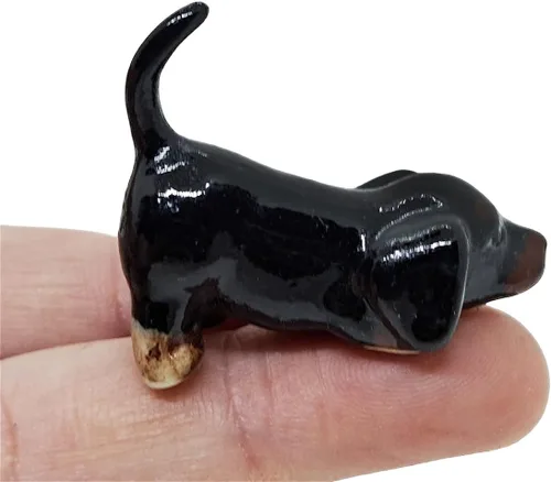 Miniatura 3 de WitnyStore Pequeña figura de perro salchicha olfateando negro de 1½ pulgadas de largo, figuras de cerámica pintadas a mano en miniatura