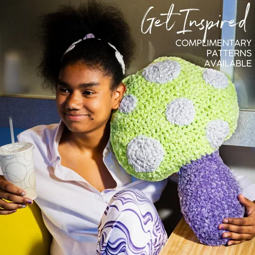 Miniatura 4 de Lion Brand Yarn Chenilla Resplandeciente DIY, Hilo Grueso, Glow Worm, 1 Paquete