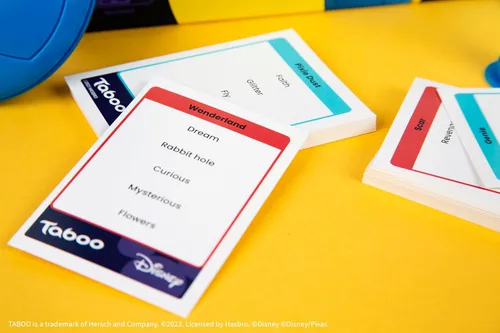 Miniatura 8 de Taboo: Edición Disney Juego de mesa de fiesta Juego temático de adivinar palabras en familia Mercancía oficialmente licenciada Juego para 2
