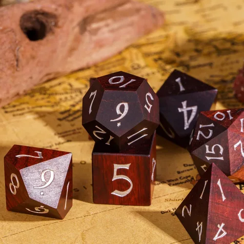 Miniatura 6 de Juego de dados D&D de sándalo rojo, dados poliédricos de madera natural con caja de lata de metal para juegos de rol y juegos de mesa