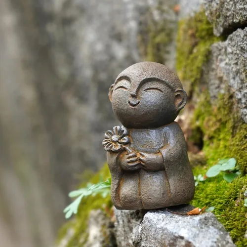 Miniatura 3 de OwMell Estatua de monje japonés de Jizo, figura de Buda Jizo, estatua conmemorativa del acuario, adorno de flores de hierro